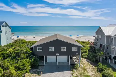 Image de The ultimate Oceanfront bungalow close to everything