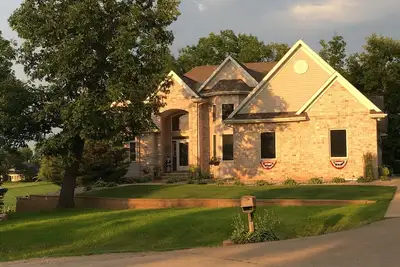 Image de Beautiful Executive home perfect location for the Nfl Draft or Eaa airshow.