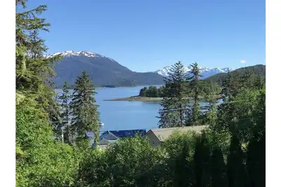 Image de Auke Bay Chalet~ Ocean views, Hot tub, Sauna, outdoor entertainment, & fire pit!
