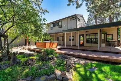 Image de Family/pet friendly home, sleeps 8. Enjoy our game room & soak in the hot tub after exploring Bend.