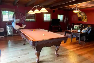 Image de Cozy: hot tub, pool table, horseshoes, fire pit!