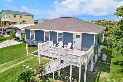 Image de Cozy Beach Retreat with Deck, Steps from the Beach