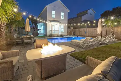 Image de Family Friendly! Steps to the Beach! ! Enjoy Sunsets 🌅 at New 3 Br Beach Home!