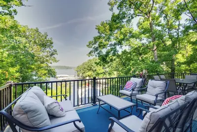 Image de Dock, Boat Slip & View: Lakefront Tan-Tar-A Home!