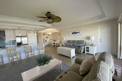 Image de Perfectly situated, waterfront condo
