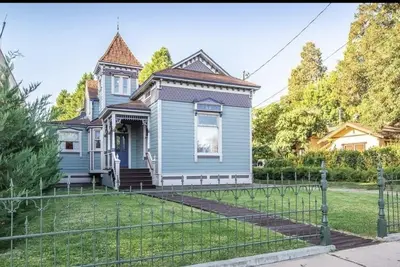Image de Entire 3 bedroom Victorian Home ready for your Sierra Vacation