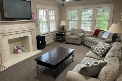 Image de 3 bd house Nearly on Ua campus. Lg private prkg area.