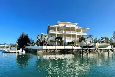 Luxury 2/2 Sleeps 6. Grand Bahama Condo w/ Pool, Boat Dock plus close to Beach!