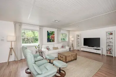 Image de Spacious and bright two bedroom two bath in the perfect location for relaxation!