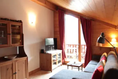 Image de 4 pièces spacieux bien équipé avec Wi-Fi et parking, au pied du ski bus