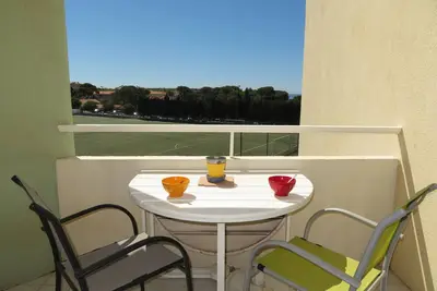 Charmant 2 pièces avec parking, tennis et loggia à 300m de la plage