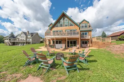 Image de New! Oh Deer! Lodge: Lakefront, Pool, Two Hot Tubs!