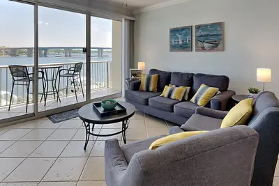 Image de Palm Court Yacht Club #308 | Bayfront Views, Pool!