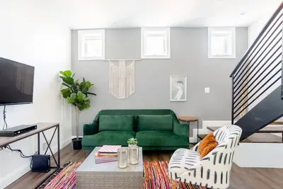 Image de Decompress in the Zen Surroundings of a Cozy Carriage House
