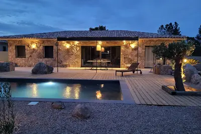 Image de Villa en pierre avec piscine privée et pool house