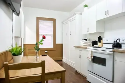 Image de Affordable Micro Suite, Parking, 4k Smart Tv, Downtown, WiFi