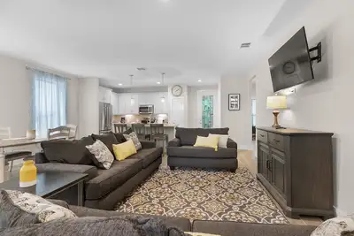 Image de Gorgeous Home 3 miles from Canyon Park w/ Grill & Backyard! !