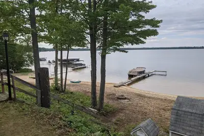 Image de 3 Br Lakefront Cottage on Beautiful Sandy Beach Lake Missaukee