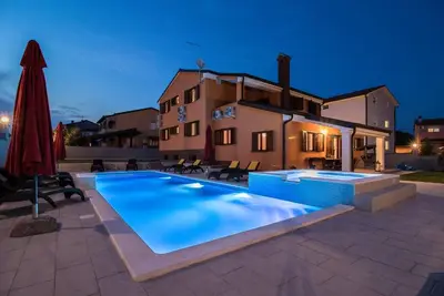 Image de Maison de vacances Pula pour 1 - 14 personnes avec 7 chambres à coucher - Maison de vacances