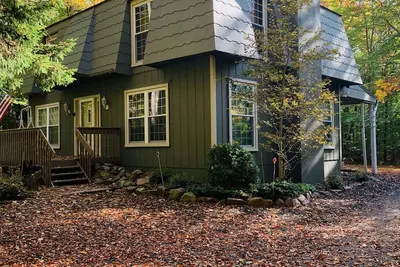 Image de Charming 3-bedroom cabin style house nestled in the woods