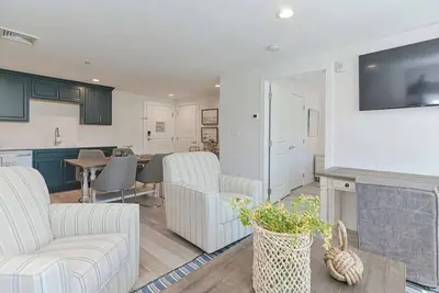 Image de New Downtown Plymouth Harbor Condo