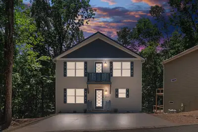 Image de ★ Cozy Retreat with Grill, Video Games, Hot Tub in Downtown Helen ★
