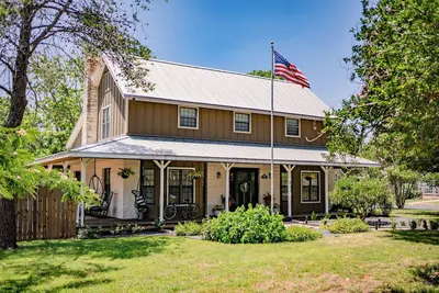 Image de Gorgeous Home w/Wrap Around Porch & Texas Windmill - 2 mins from Main St