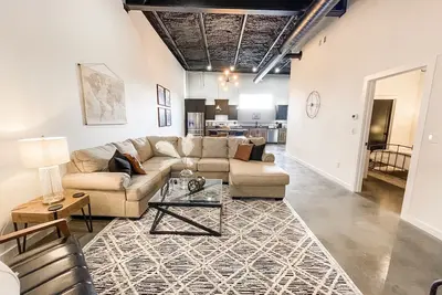 Image de The Flats - Industrial modern loft within walking distance to downtown!