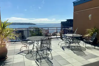 Image de Seattle's Mid-Century Belltown Penthouse w/Parking spot