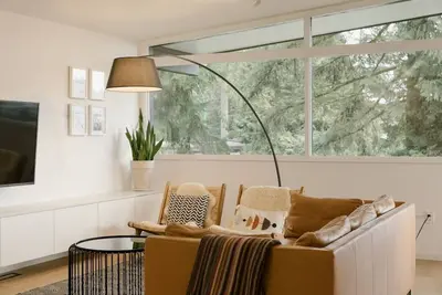 Image de Bright Modern Home Set In North Shore Mountains