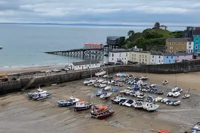 Image de Floating Beach Hut. Seagull eye view over the famous iconic Tenby harbour.