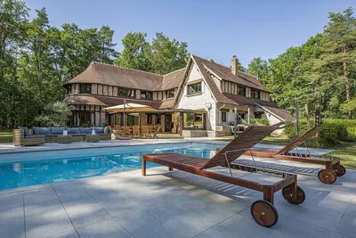 Image de villa proche Chambord et les Bordes Golf Club avec piscine,