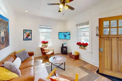 Image de Charming home in downtown Truckee, ideal for a small group getaway.