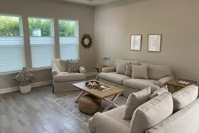 Image de Luxurious 3 Br Beach House Minutes to Ocean, Egan's Creek Greenway & Downtown