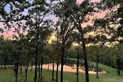 Image de Hilltop Hideaway -1500+ sq/ft home - views of private lake on 42 beautiful acres