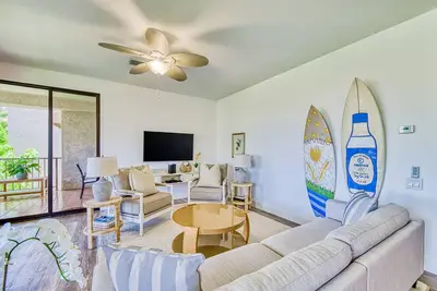 Image de Elegant, second floor condo with lanai, pool and hot tub access, and central Ac