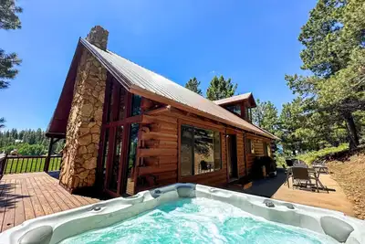 Image de Runway Cabin Retreat with Private Hot Tub!