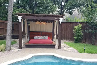 Image de Backyard haven, modern house in upscale subdivision