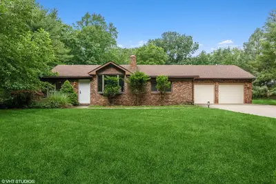 Image de Cozy cottage surrounded by trees and sounds of nature with new hot tub.