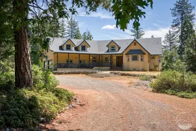 Image de A Large Home with Mountain Views