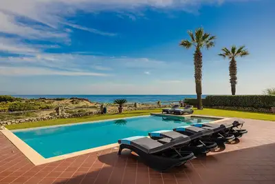 Image de Spectacular villa with pool in front of the sea!