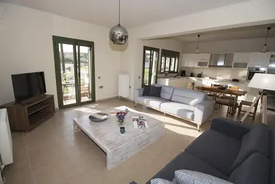 River 2 Beautiful and large maisonette with three bedrooms