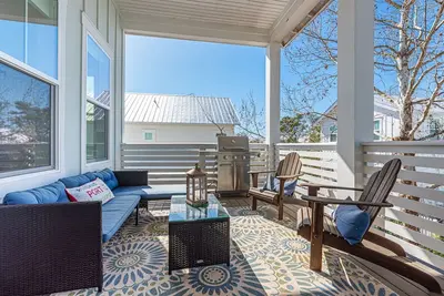 Image de Private Porches ~ Open Living Area ~ Community Pool