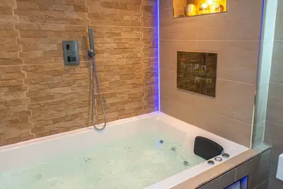 Image de Appartement-Supérieure-Salle de bain privée séparée-Jacuzzi - Apartment 2