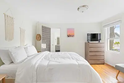 Image de The Melrose, 2c and 2d Two bedroom Suite: Romantic Getaway, Steps from the Beach