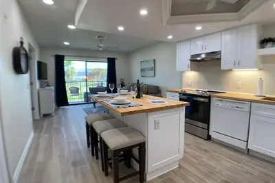 Image de New! Modern Condo in Queens Bay with Amazing Views.