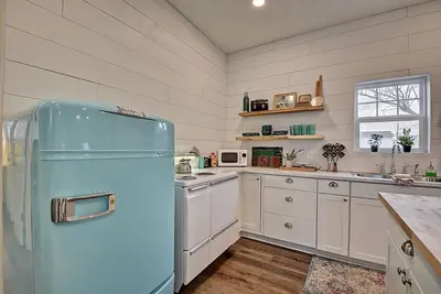 Tiny Cottage, Big Dreams! *Hot Tub* Downtown Indy!