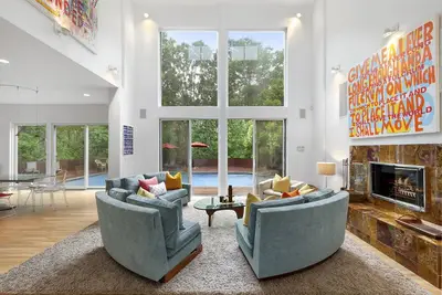 Image de 5+ Bedrooms, 4. 5 Bathrooms Pet's Ok, Water Mill
