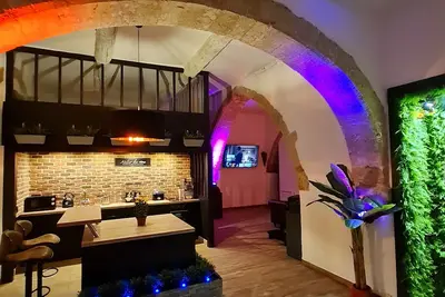 Image de 70m2 apartment with private jacuzzi 400m from the Chateau de l'Emperi