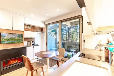 Image de Modern Hotel-Style Studio - Timber Creek Lodge #210 by RedAwning